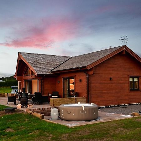 Cuddfan Lodge On A Gorgeous Private Lake ニューポート エクステリア 写真