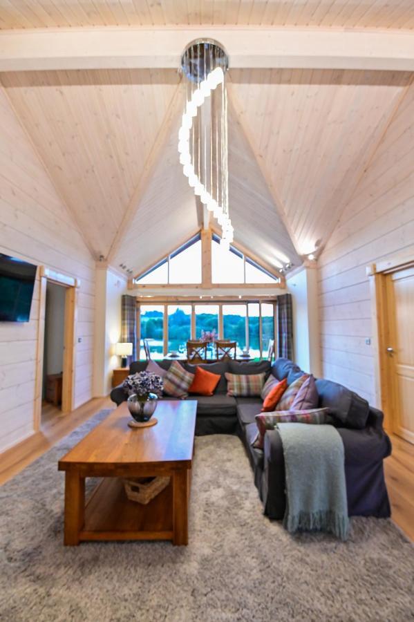 Cuddfan Lodge On A Gorgeous Private Lake ニューポート エクステリア 写真
