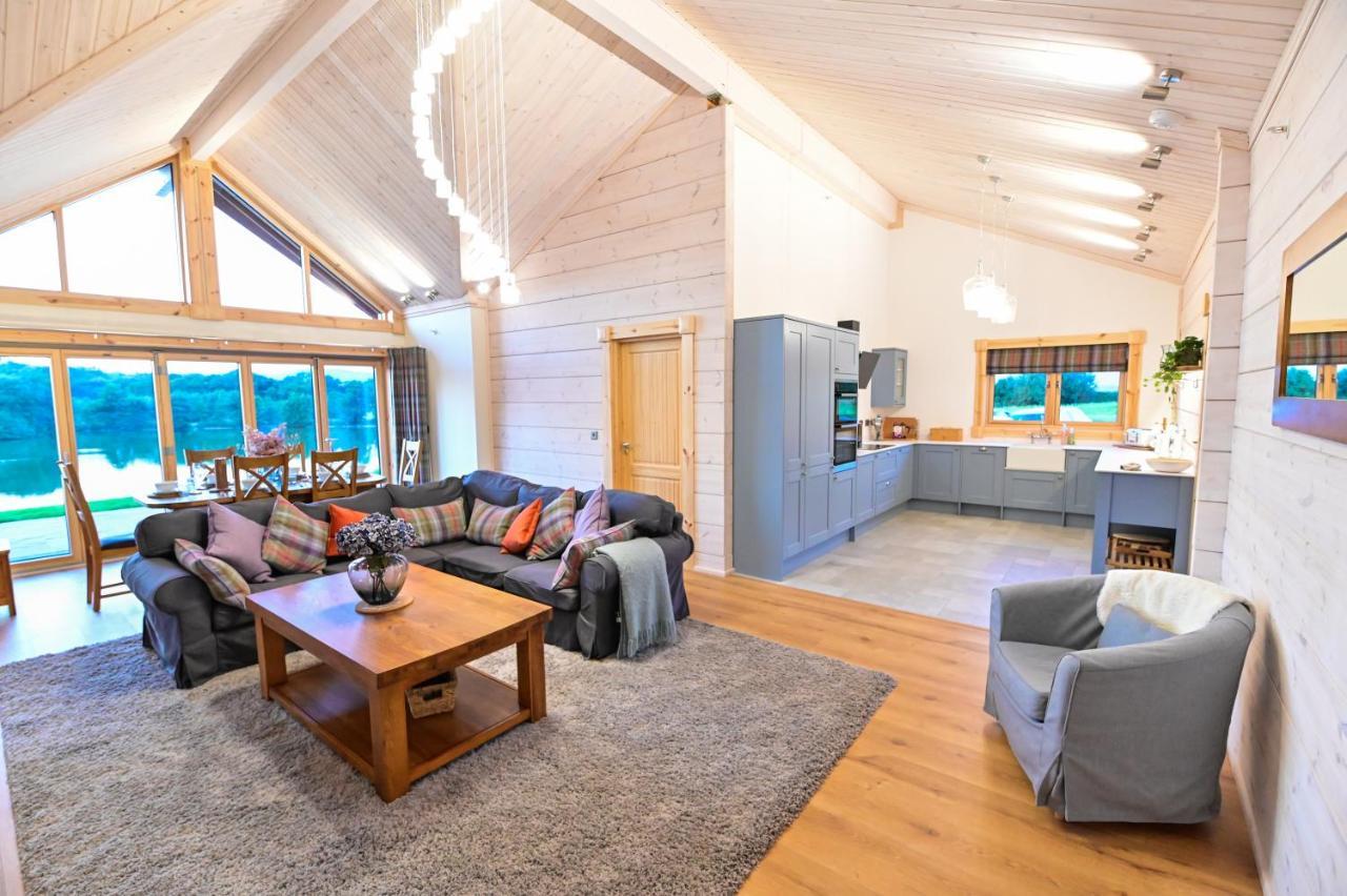 Cuddfan Lodge On A Gorgeous Private Lake ニューポート エクステリア 写真