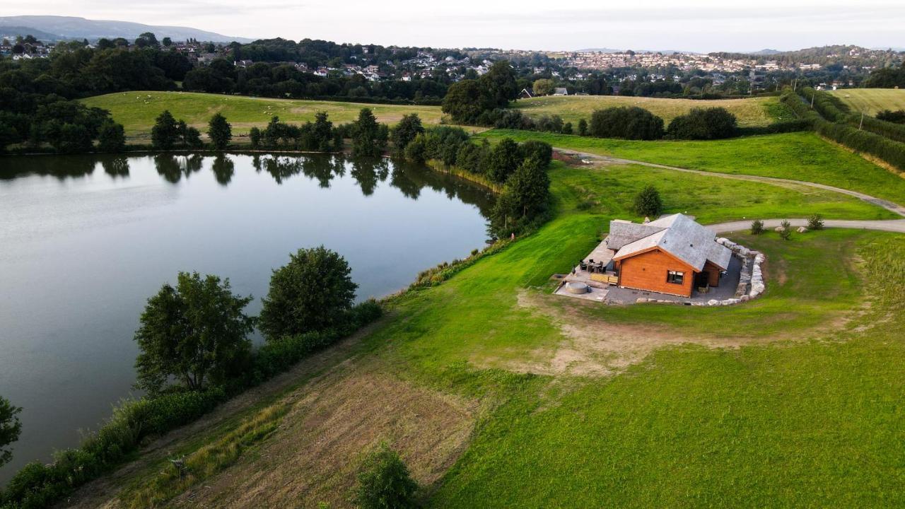 Cuddfan Lodge On A Gorgeous Private Lake ニューポート エクステリア 写真