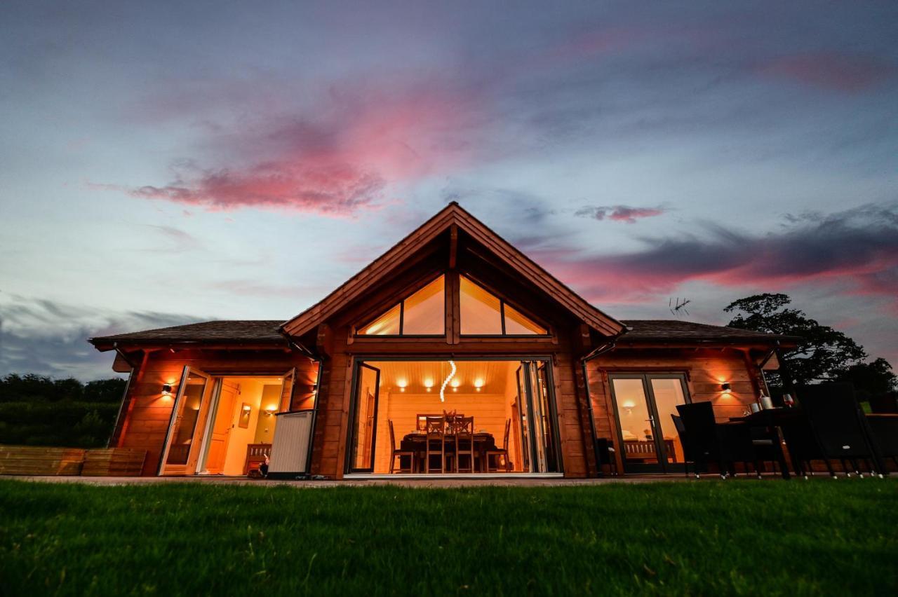 Cuddfan Lodge On A Gorgeous Private Lake ニューポート エクステリア 写真