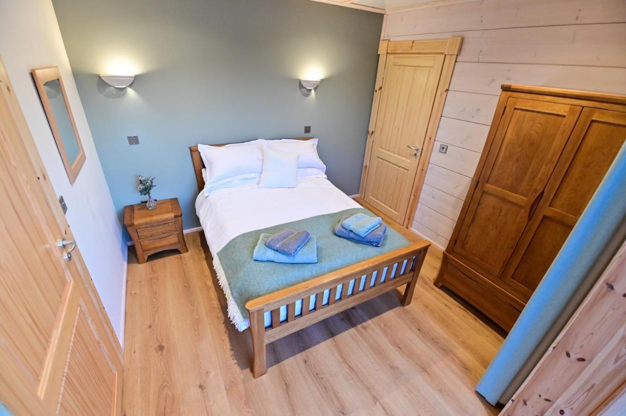 Cuddfan Lodge On A Gorgeous Private Lake ニューポート エクステリア 写真
