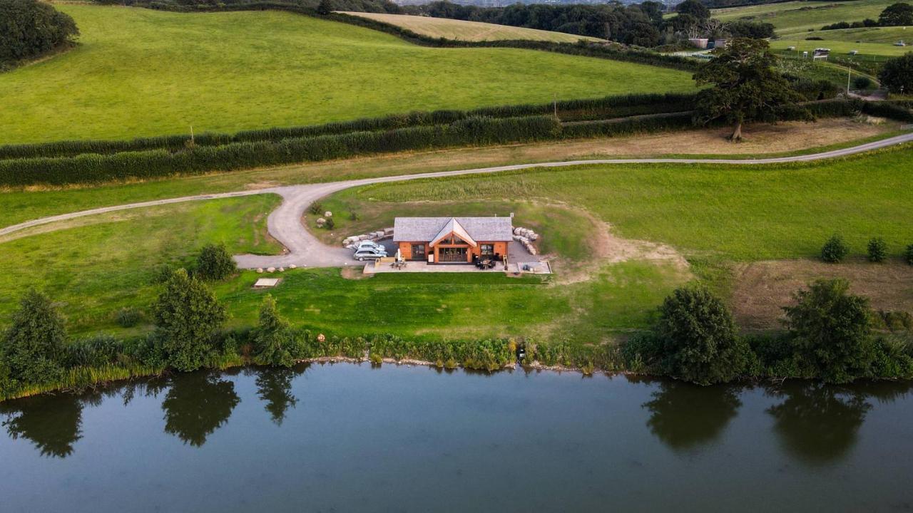 Cuddfan Lodge On A Gorgeous Private Lake ニューポート エクステリア 写真