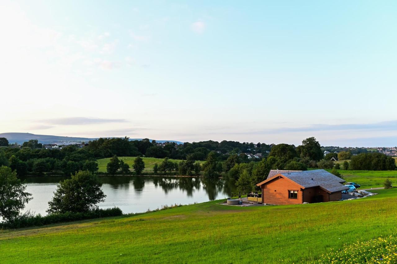 Cuddfan Lodge On A Gorgeous Private Lake ニューポート エクステリア 写真